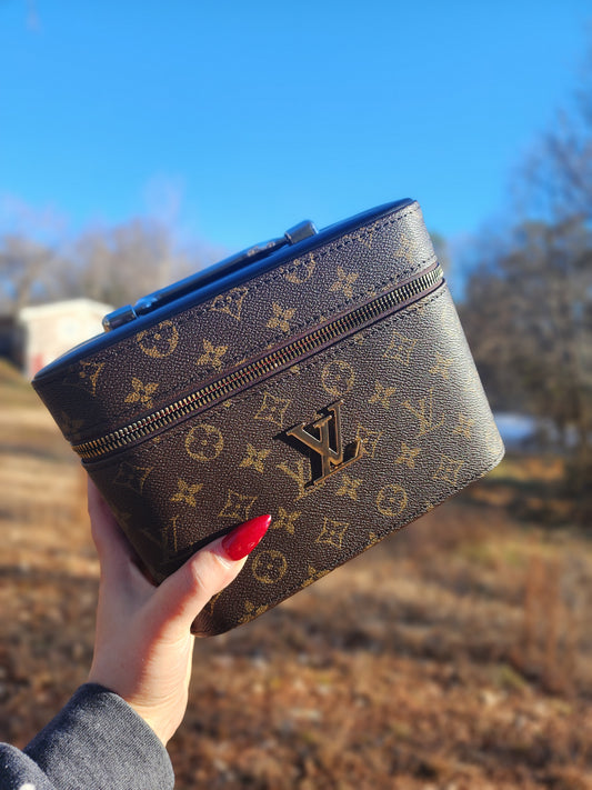 Bougie Girl Makeup Box Preorder PLEASE READ DESCRIPTION CAREFULLY.